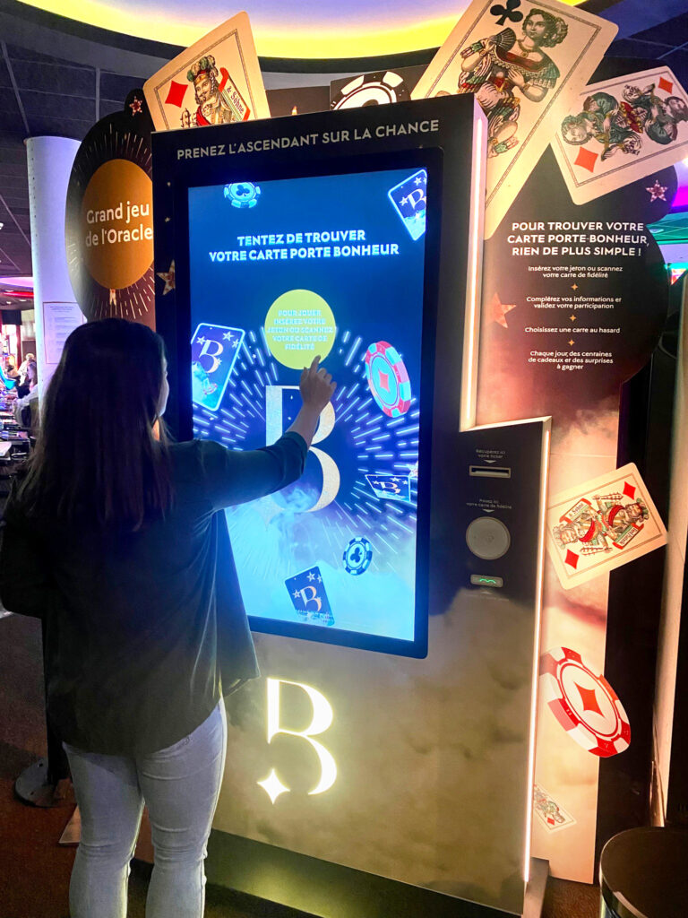 Borne d’animation interactive et digitale marketing permettant de collecter des données clients, générer des leads qualifiés et optimiser vos stratégies marketing.