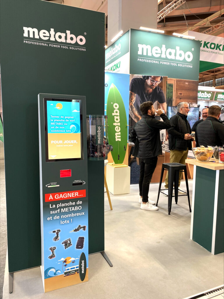 Borne d’animation interactive et digitale marketing permettant de collecter des données clients, générer des leads qualifiés et optimiser vos stratégies marketing.