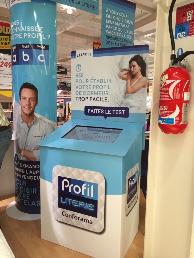 Borne d’animation interactive et digitale marketing permettant de collecter des données clients, générer des leads qualifiés et optimiser vos stratégies marketing.