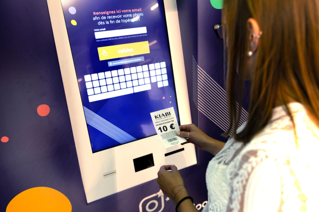 Borne d’animation interactive et digitale marketing permettant de collecter des données clients, générer des leads qualifiés et optimiser vos stratégies marketing.