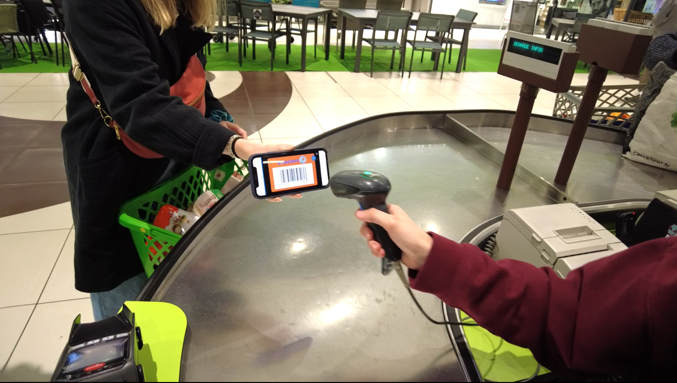 Les cartes de fidélité deviennent le moteur du jeu, intégrées au cœur de la progression : chaque défi relevé ou score atteint renforce la fidélisation.