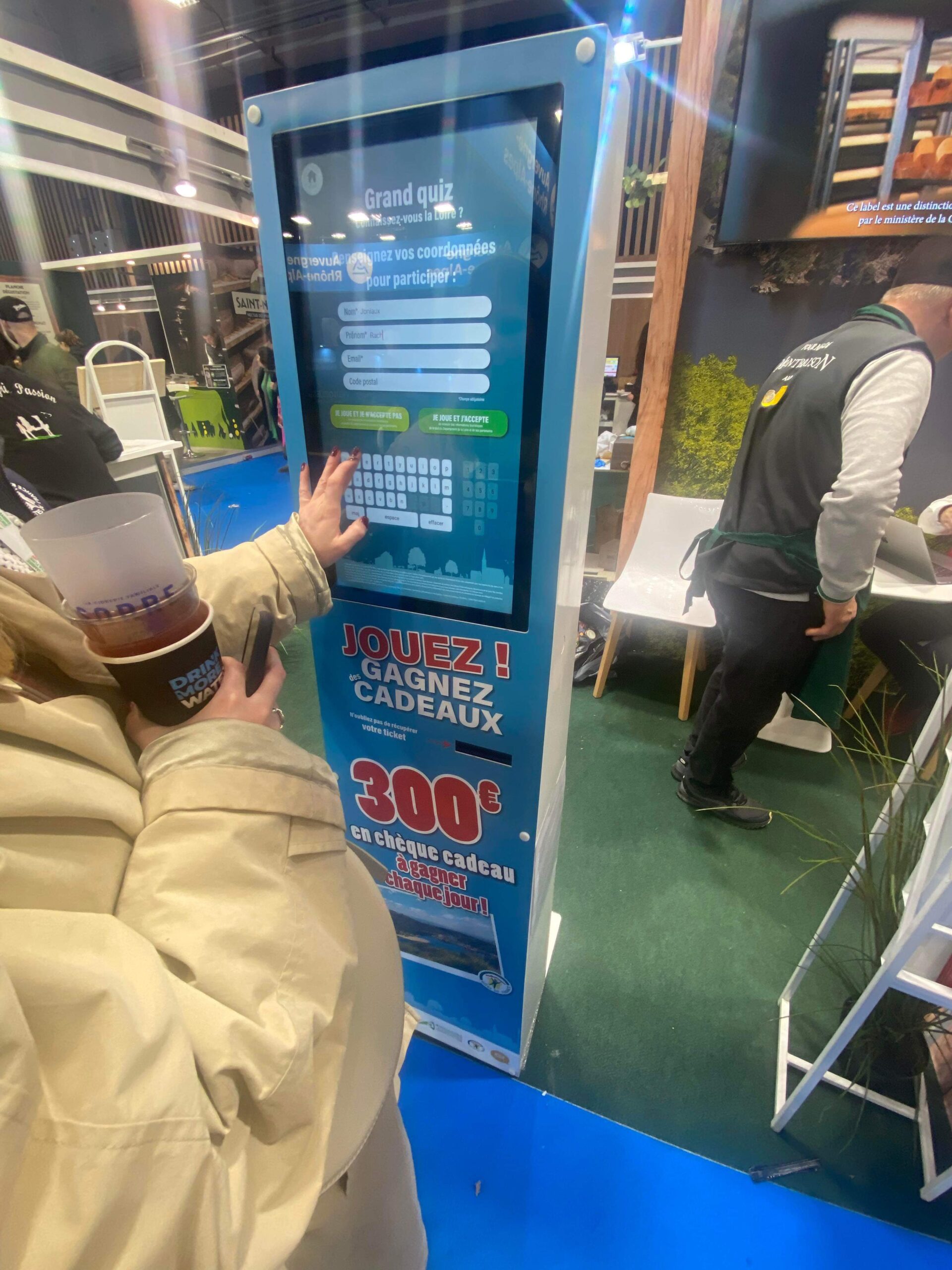 Borne d’animation interactive et digitale marketing permettant de collecter des données clients, générer des leads qualifiés et optimiser vos stratégies marketing.