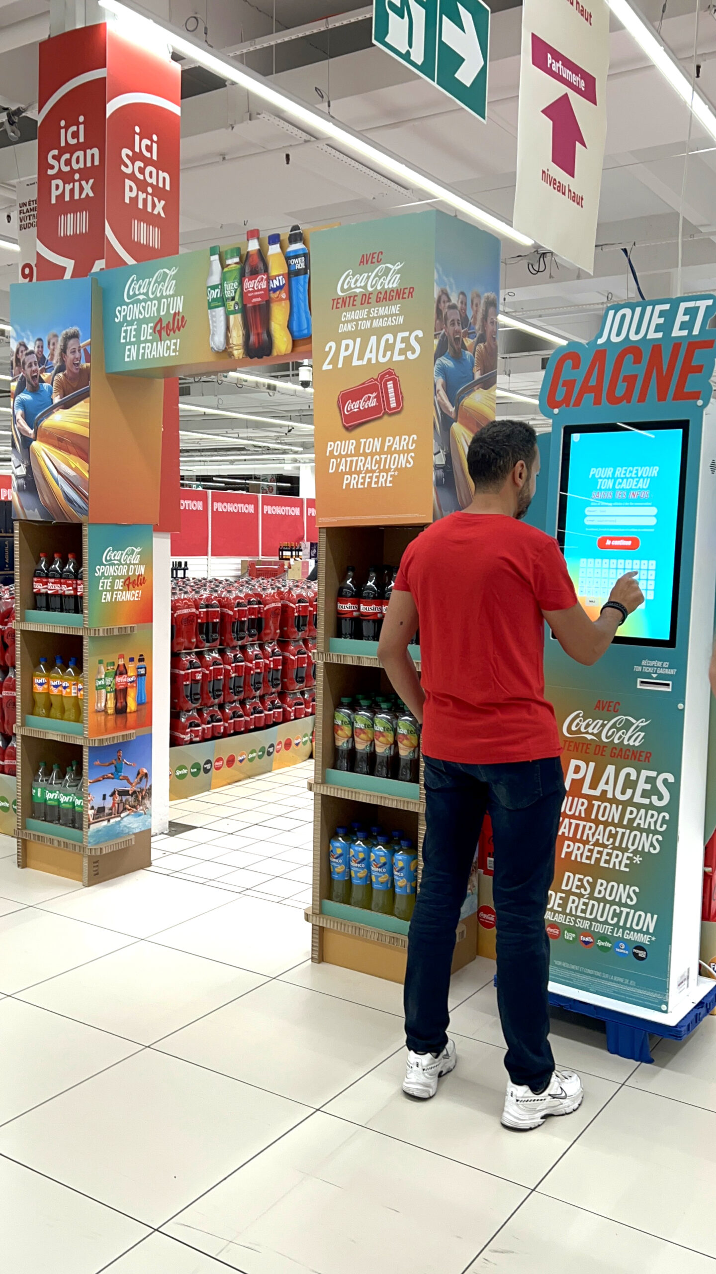 Le format XL de la borne et la théâtralisation autour capte l'attention de loin dans les allées du magasin, augmentant le taux de participation.