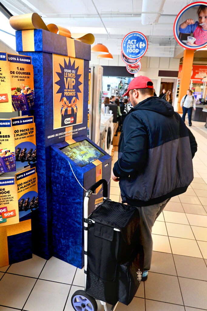 Jeu concours sur une borne interactive pour une animation commerciale et une opération de gamification en magasin.