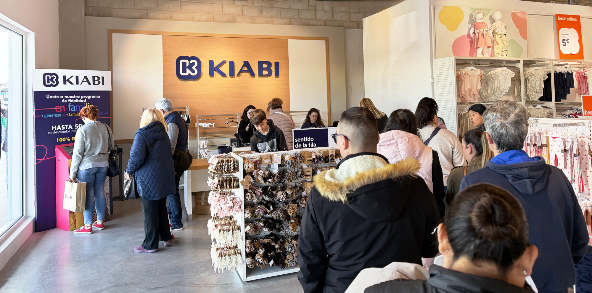 Animación comercial en tienda Kiabi con terminal interactivo para fidelización de clientes y captación de datos.