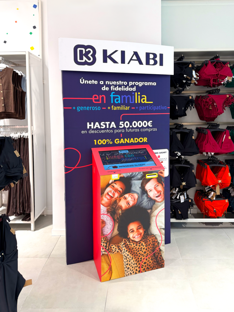 Animación comercial en tienda Kiabi con terminal interactivo para fidelización de clientes y captación de datos.