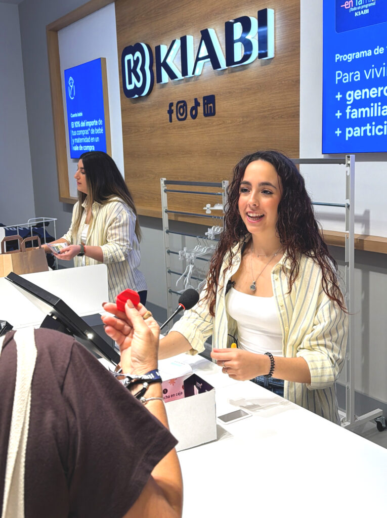 Animación comercial en tienda Kiabi con terminal interactivo para fidelización de clientes y captación de datos.