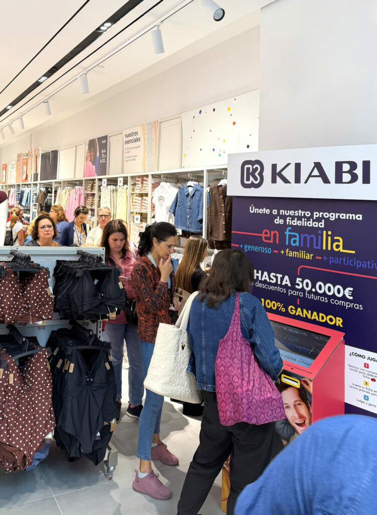 Animación comercial en tienda Kiabi con terminal interactivo para fidelización de clientes y captación de datos.