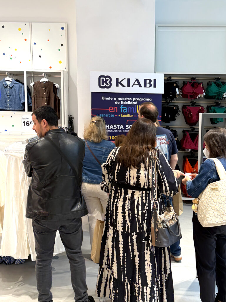 Animación comercial en tienda Kiabi con terminal interactivo para fidelización de clientes y captación de datos.
