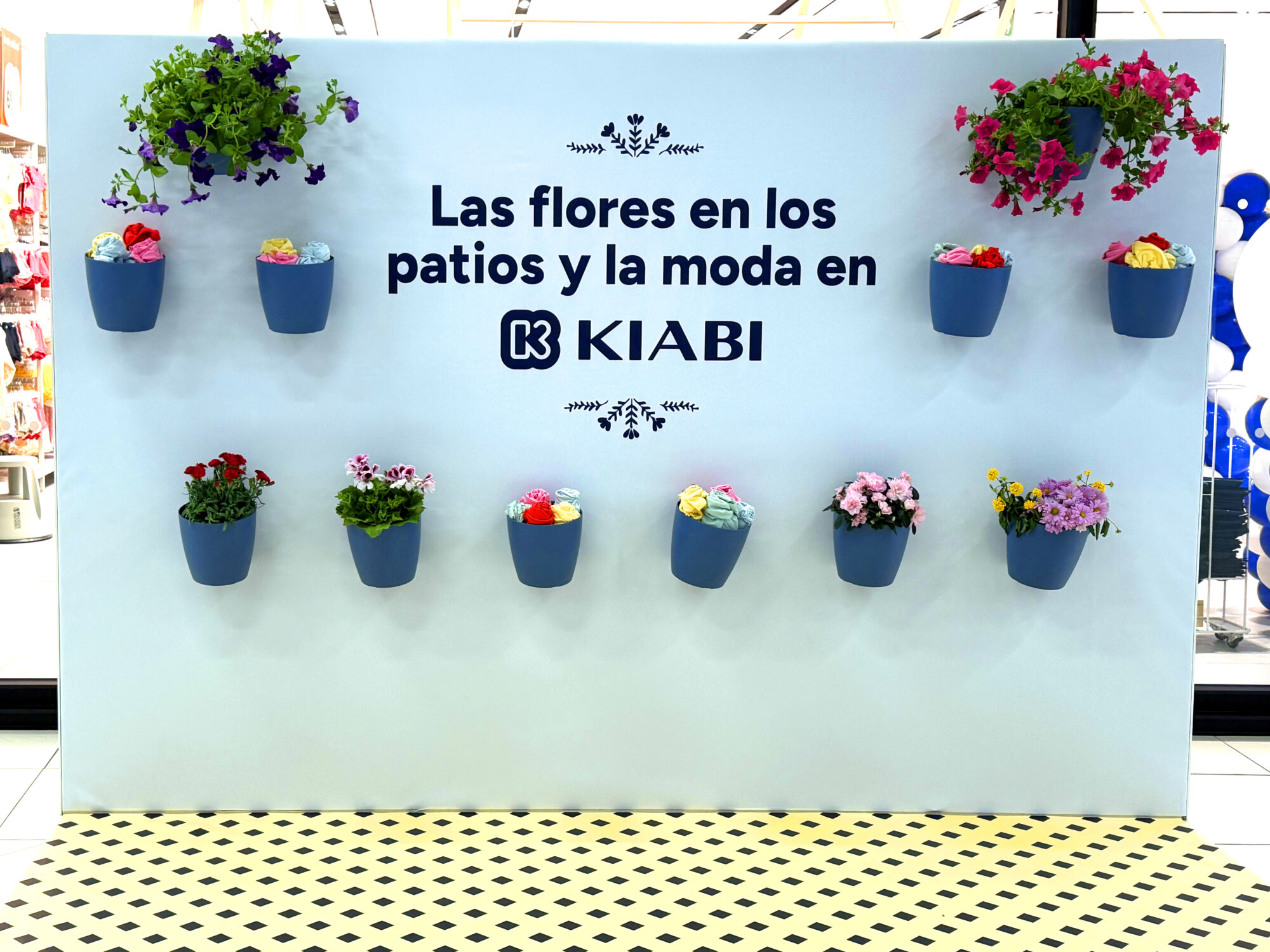 Animación comercial en tienda Kiabi con terminal interactivo para fidelización de clientes y captación de datos.