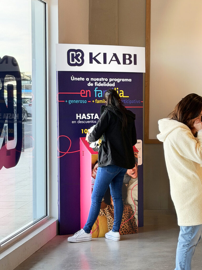 Animación comercial en tienda Kiabi con terminal interactivo para fidelización de clientes y captación de datos.