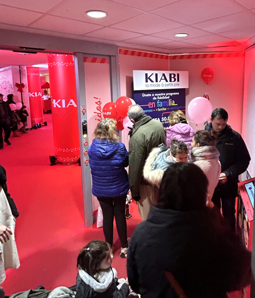 Animación comercial en tienda Kiabi con terminal interactivo para fidelización de clientes y captación de datos.