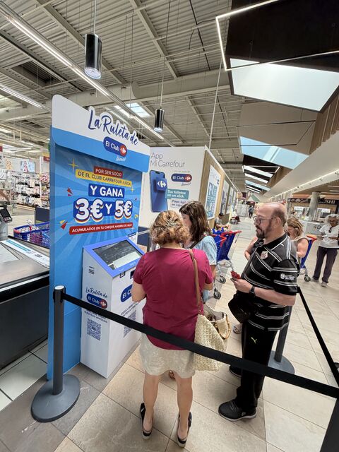 Terminal de juego promocional Carrefour España con ruleta interactiva para captar datos, activar socios y fidelizar clientes en tienda.