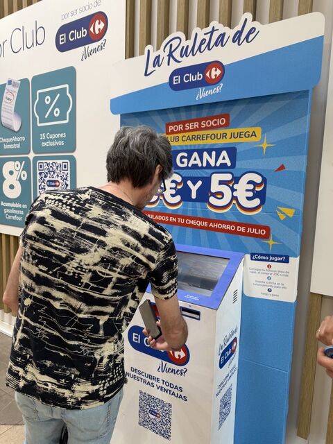 Terminal de juego promocional Carrefour España con ruleta interactiva para captar datos, activar socios y fidelizar clientes en tienda.