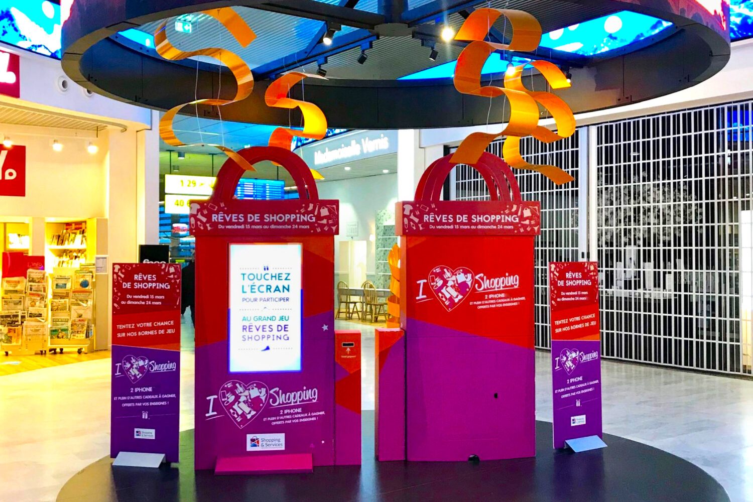 Théâtralisation et scénographie&nbsp;: solutions print et éco-print, PLV LED, kakémonos, roll-ups, stickers, adhésifs, totems sur mesure et dispositifs visuels à effet ‘wahou’.