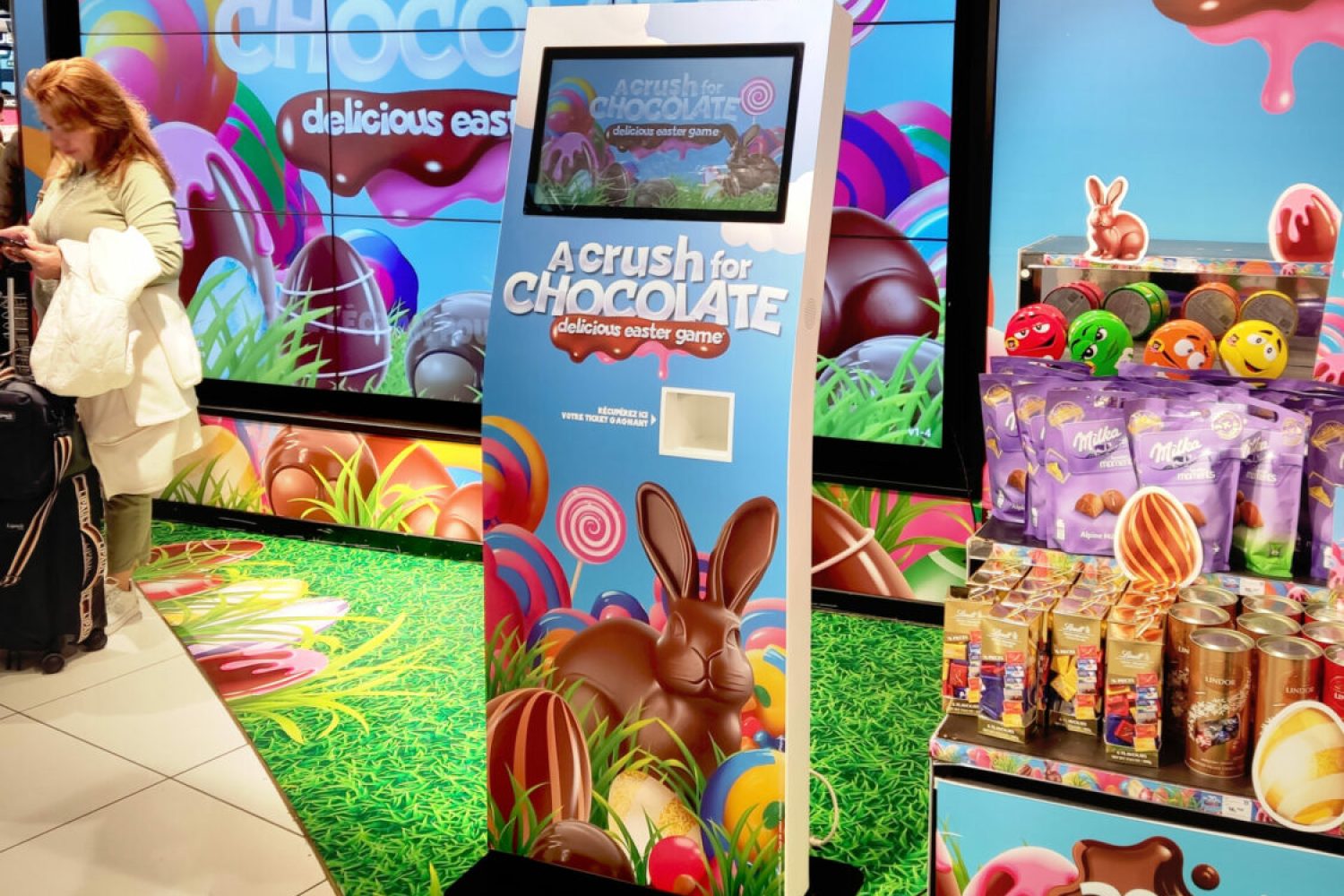 Location borne de jeu concours magasin Théâtralisation et scénographie : solutions print et éco-print, PLV LED, kakémonos, roll-ups, stickers, adhésifs, totems sur mesure et dispositifs visuels à effet ‘wahou’.