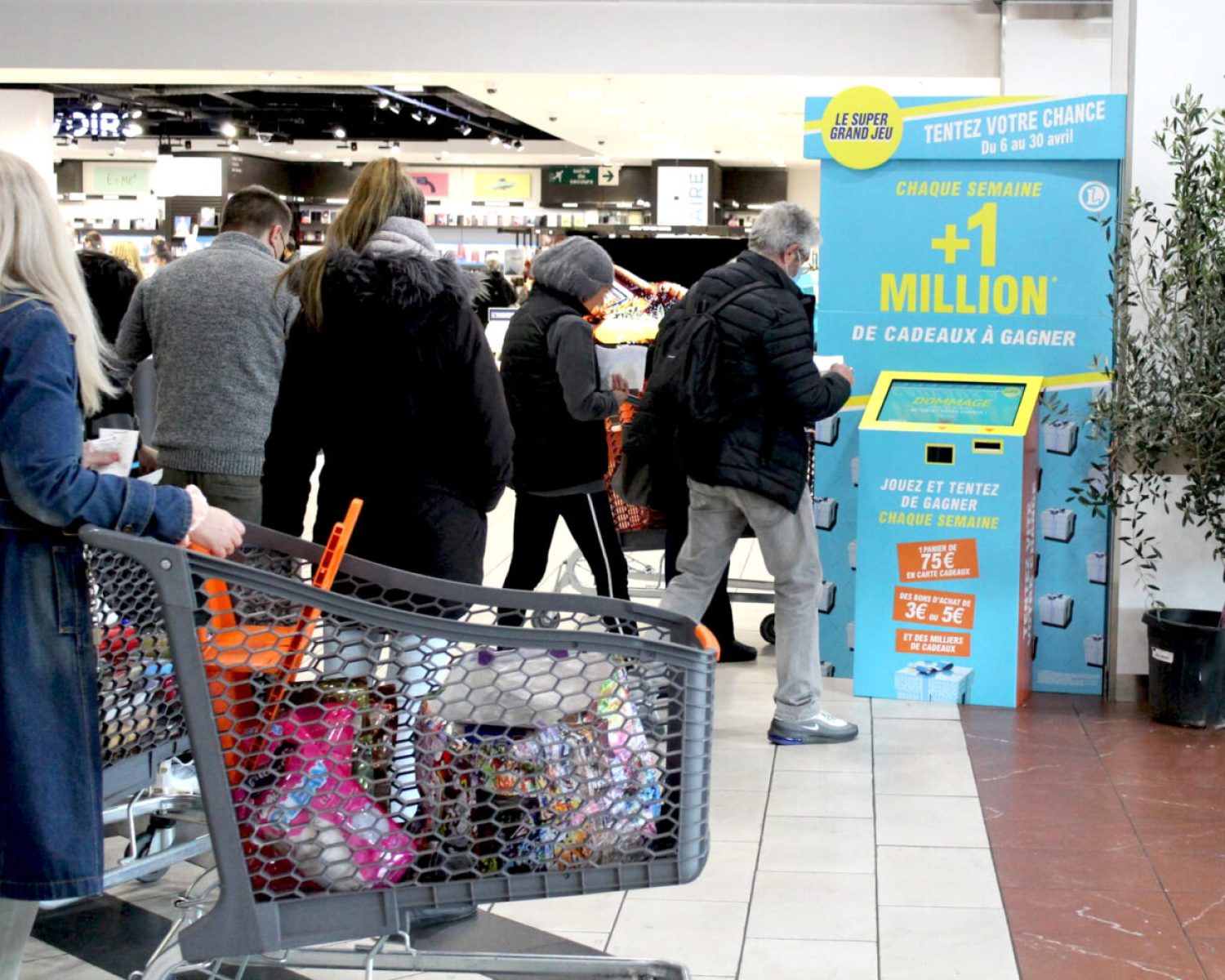 Location borne de jeu concours magasin Borne d’animation interactive et digitale marketing permettant de collecter des données clients, générer des leads qualifiés et optimiser vos stratégies marketing.